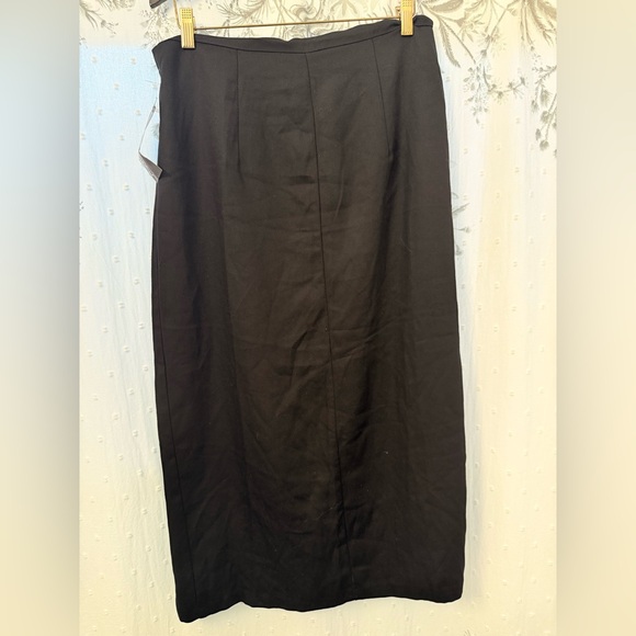 Chic Black Button-Accent Midi Skirt - Picture 7 of 8
